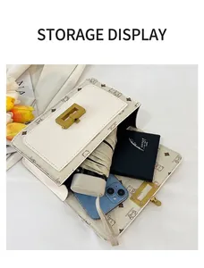 Capacité interne du sac bandoulière beige contenant un téléphone et un parapluie
