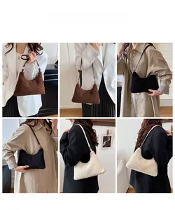 Modella indossa borsa a spalla in ecopelliccia nei colori marrone nero e bianco