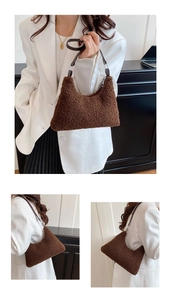 Détail du sac croissant en peluche marron foncé avec texture douce et bandoulière en cuir