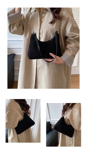 Trois vues d'un sac cabas en peluche noire porté avec un trench-coat de couleur kaki
