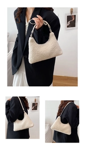Détail de la texture en peluche crème style mouton avec une bandoulière en cuir élégante