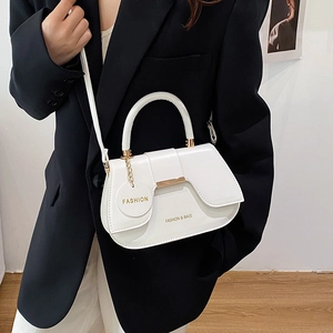 Borsa a sella bianca minimalista con finiture dorate e manico per donna