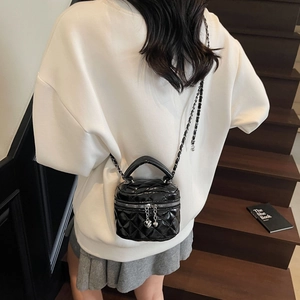 Mini sac à bandoulière en cuir verni matelassé noir avec pendentif en cœur chic