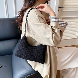 Sac hobo minimaliste en sherpa noir pour femme avec bandoulière en cuir style d'hiver