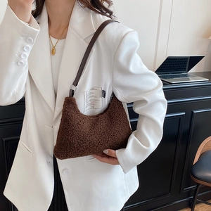 Grand sac cabas marron en imitation peau de mouton avec bandoulière en cuir chic