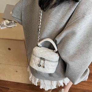 Mini sac boîte blanc matelassé avec charm cœur et bandoulière chaîne tressée