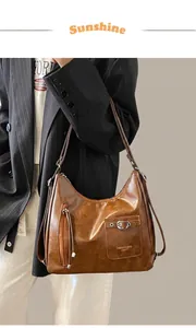 Détail du sac cabas marron vintage avec fermeture éclair verticale et boucle décorative