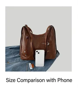 Sac fourre-tout rétro marron avec poche zippée comparé à un téléphone portable