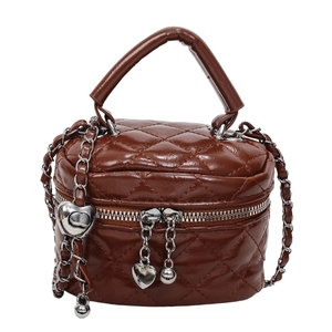 Mini sac boîte marron matelassé avec bandoulière chaîne et breloques en cœur, chic