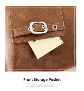 Détail du cabas en cuir marron avec poche avant, boucle en métal argenté et carte blanche