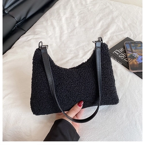 Große schwarze Lammwoll-Hobo-Tasche mit verstellbarem Lederriemen im minimalistischen Stil