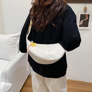 Borsa a tracolla a mezzaluna a quadretti beige con dettagli a stella colorati e ciondolo