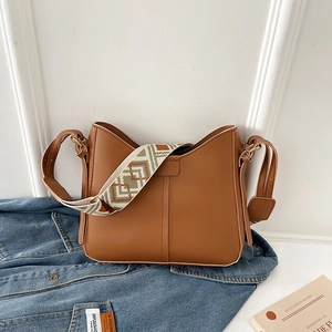 Women PU Leather Shoulder Bag Retro Crescent Crossbody With Wide Geometric Woven Strap Zipper Daily Casual Purse