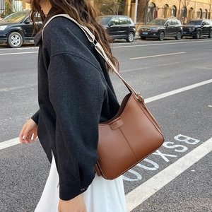 Sac fourre-tout vintage marron en similicuir avec bandoulière beige tissée style urbain