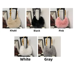 Détails des sacs à main en fausse fourrure avec poignées en perles de bois en cinq coloris
