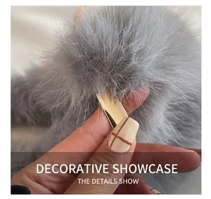Détail de la texture en fausse fourrure douce avec un fermoir en métal doré chic