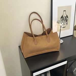 Grand sac cabas minimaliste en cuir marron mat pour femme, style mode automne