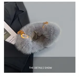 Vue détaillée du sac en peluche grise avec intérieur spacieux et anses en perles de bois