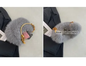 Détail de l'intérieur du sac en peluche montrant l'espace pour téléphone et cosmétiques