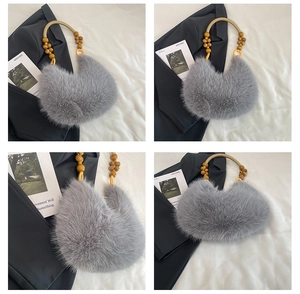 Détail du sac croissant en fausse fourrure grise avec poignée en perles de bois