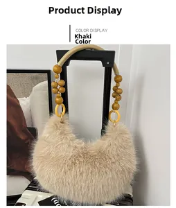Détail du sac en fausse fourrure kaki avec bandoulière en perles de bois et anneau