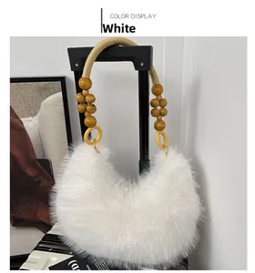 Détail du sac en fausse fourrure blanche avec poignée en perles de bois et bandoulière