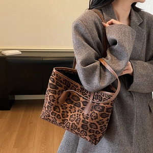 Chic leopard print tote bag with brown leather straps, high-capacity shoulder bag for women