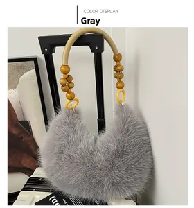 Détail du sac croissant en peluche grise avec poignée en corde tressée et perles en bois