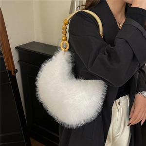 Sac à main croissant en fausse fourrure blanche avec poignée en perles de bois et métal