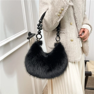 Sac croissant en fausse fourrure noire avec poignée perlée élégante et anneaux dorés