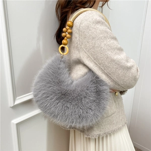 Sac à main chic en fourrure grise avec poignées en perles de bois pour l'hiver