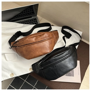 Détail de sacs banane en cuir souple vintage noir et marron avec larges sangles réglables