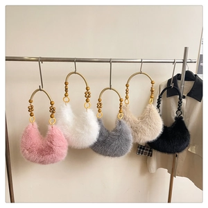 Détail de sacs croissants en fausse fourrure avec poignées perlées en cinq coloris