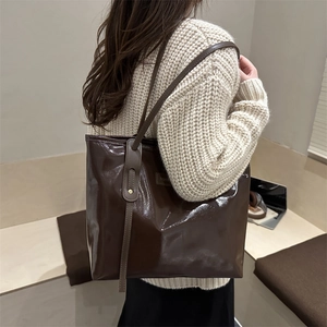 Grand sac cabas marron brillant pour femme avec étiquette mode et grande capacité