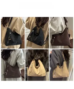 Sacs cabas de mode en noir, marron foncé et beige avec une texture en daim mat