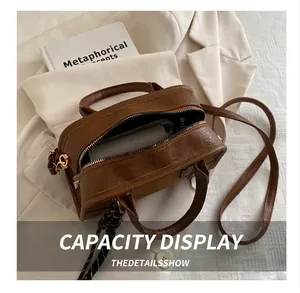 Borsa retrò marrone con interno spazioso per riporre un portafoglio lungo con stile