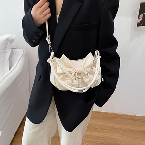 Sac bandoulière chic crème à nœud avec chaînes de perles et fleurs pour femmes élégantes
