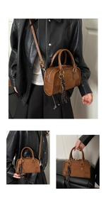 Dettaglio borsa Boston in pelle marrone con nappa intrecciata e tracolla regolabile
