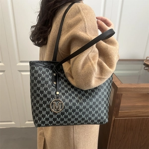 Grand sac cabas avec imprimé monogramme et pendentif en métal doré pour femme