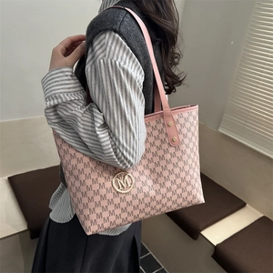 Grand sac cabas rose avec imprimés de lettres M et pendentif logo doré pour femmes