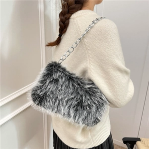 Elegante borsa a spalla in eco-pelliccia bianca e nera con catena d'argento su modella