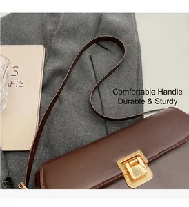 Dettaglio della borsa in pelle testa di moro con chiusura a scatto dorata in stile vintage