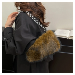 Détail d'un sac bandoulière en fausse fourrure pelucheuse avec chaîne argentée chic