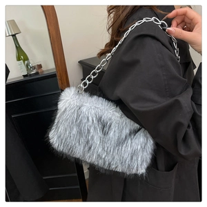 Vue détaillée du sac bandoulière en fausse fourrure grise avec chaîne en métal argenté