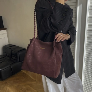 Bolso tote trenzado color burdeos para otoño 2025, ideal para un estilo moderno de oficina