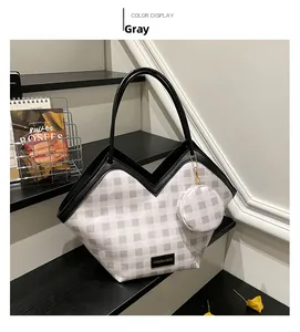 Détail du grand sac cabas à carreaux gris avec bordures noires et petit porte-monnaie