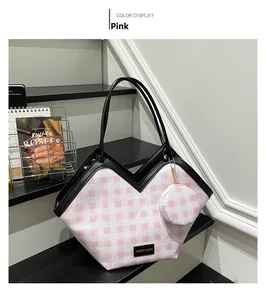 Détail du sac cabas à carreaux roses avec bordure noire et porte-monnaie assorti