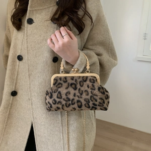 Sac à main chic en peluche léopard avec poignée dorée et bandoulière chaîne