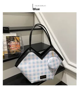 Détail du sac fourre-tout à carreaux bleus et blancs avec une petite pochette ronde assortie