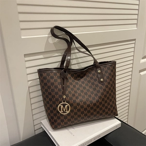Sac Fourre-Tout Mode Grande Capacité En Cuir PU Imprimé Monogramme Lettre M Pendentif En Métal Sac À Épaule Pour Femmes